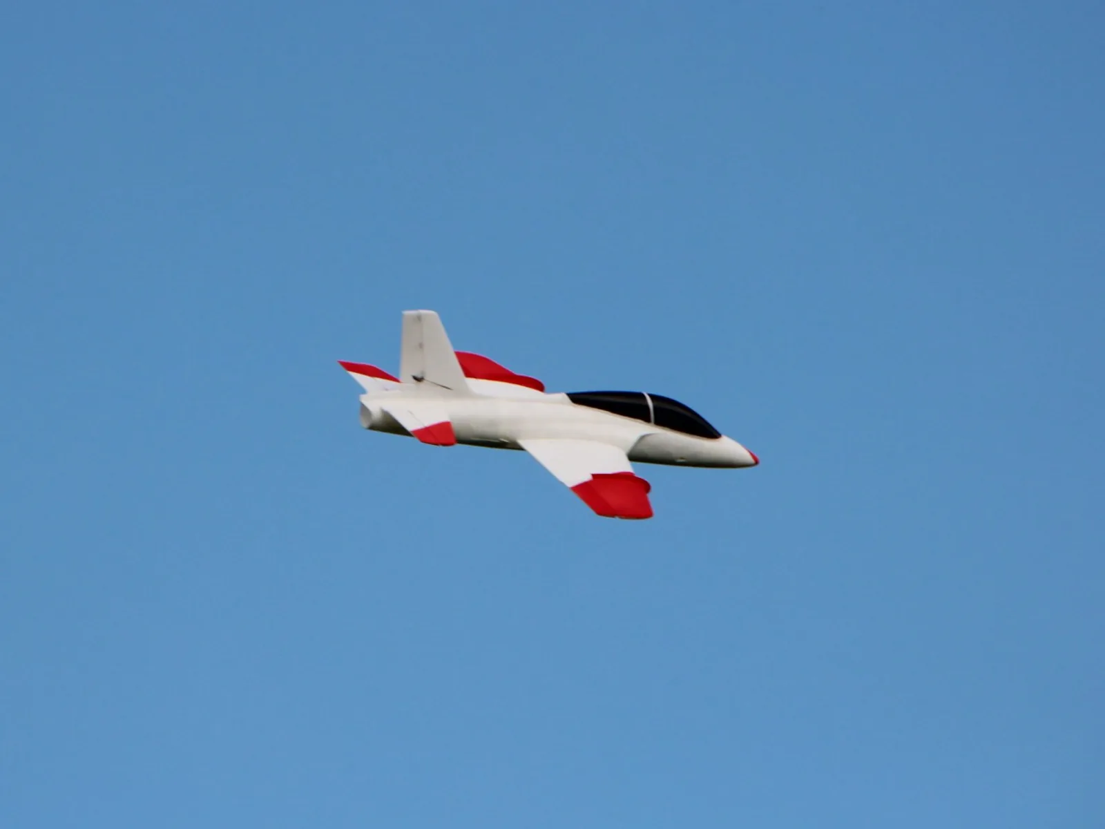 Aero-33X in Weiß-Rot im Flug vor blauem Himmel