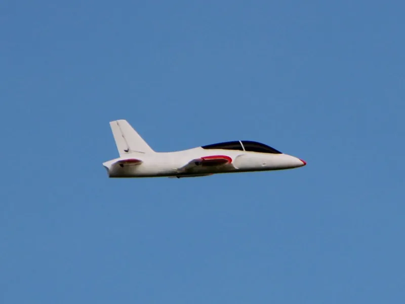 Aero-33X im Vorbeiflug von der Seite