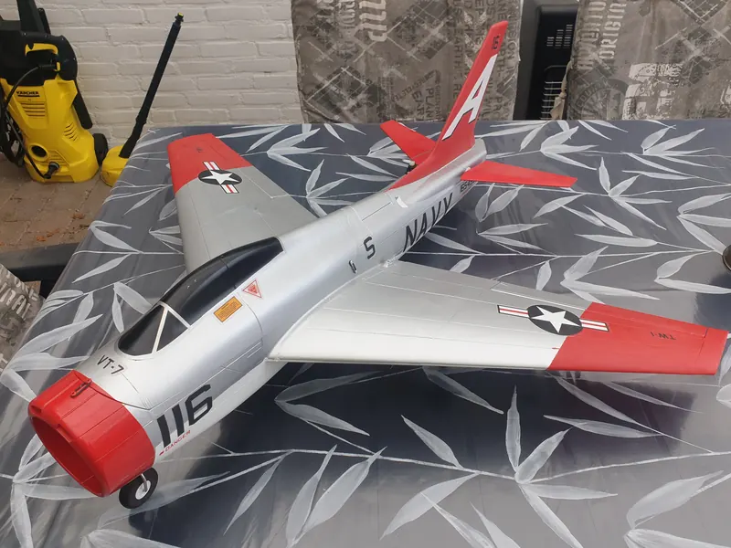 FJ-4 Fury mit personalisierter Navy-Lackierung auf dem Aufbautisch