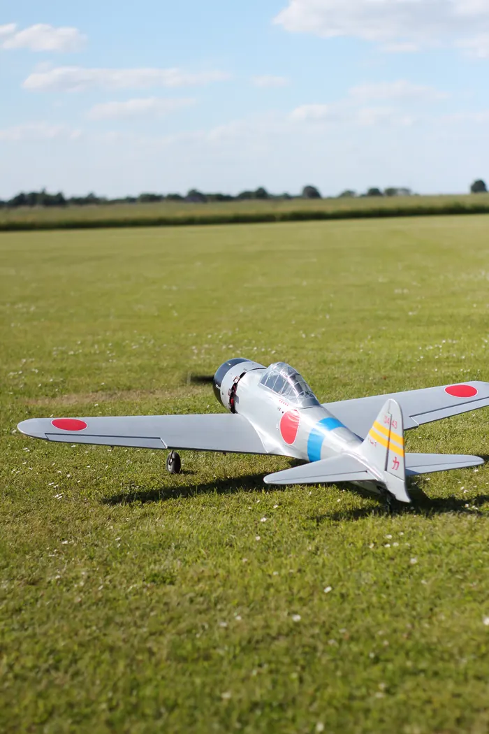 Modell auf dem Flugplatz, von hinten fotografiert