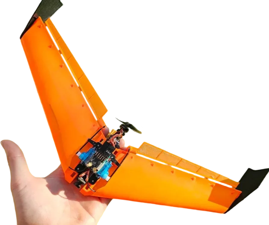 FPV Flitzer in Orange auf der Hand